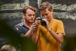 Děti pracují v profesionálním nahrávacím a dabingovém studiu www.medialni-skola.eu