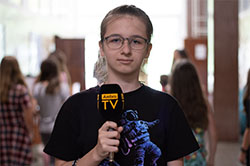 Mládá moderátorka v rádiovém studiu www.medialni-skola.eu